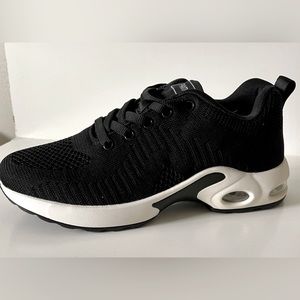 New In The Box Pamray Women’s Black Sport Sneakers